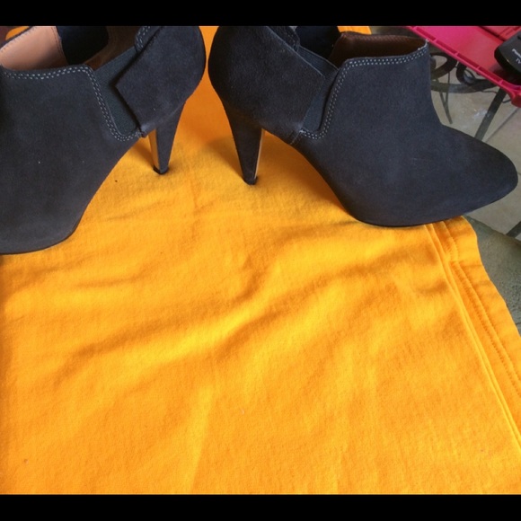 Dolce Vita Shoes - Dolce Vita OnDine Black Suede Boots Size 8.5, Pre-owned with box